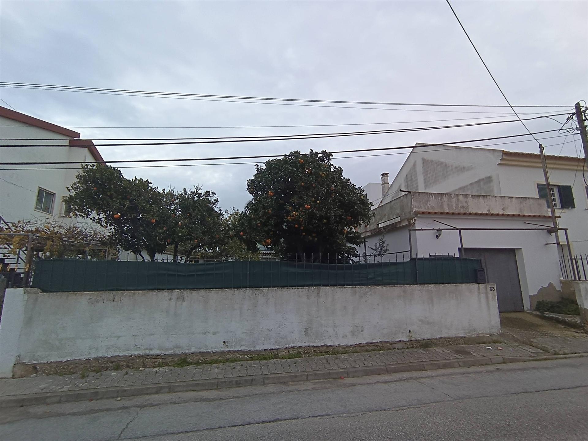 Terreno Urbano de 270m2 com Viabilidade de Construção de 162m2, Vila Chã, Barreiro