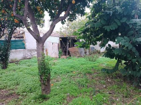 Terreno Urbano de 270m2 com Viabilidade de Construção de 162m2, Vila Chã, Barreiro