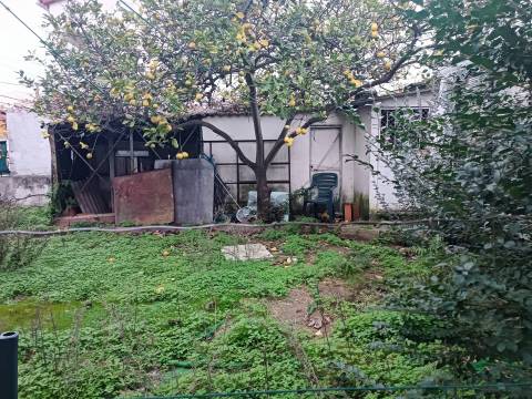 Terreno Urbano de 270m2 com Viabilidade de Construção de 162m2, Vila Chã, Barreiro