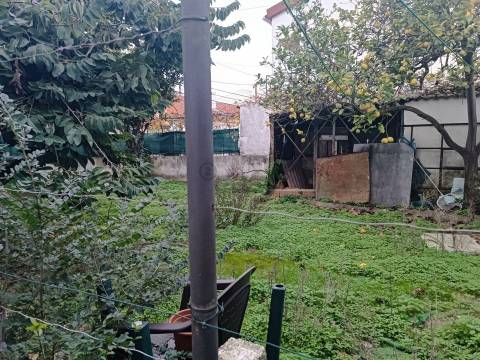 Terreno Urbano de 270m2 com Viabilidade de Construção de 162m2, Vila Chã, Barreiro