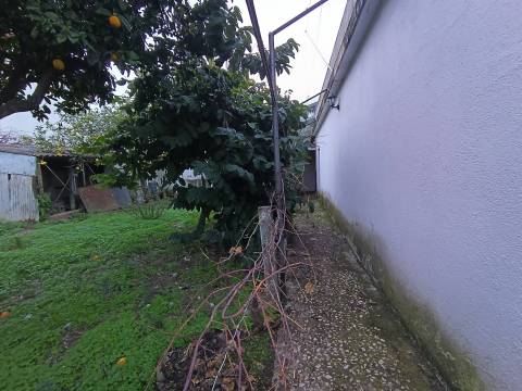 Terreno Urbano de 270m2 com Viabilidade de Construção de 162m2, Vila Chã, Barreiro