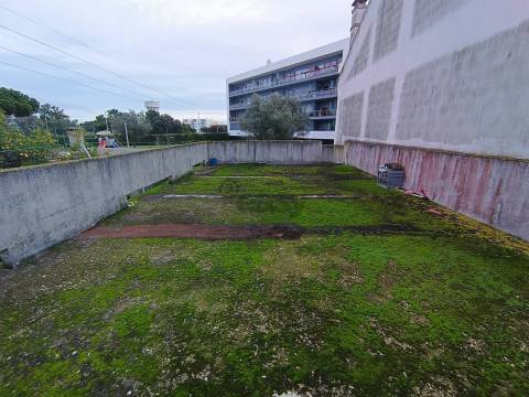 Terreno Urbano de 270m2 com Viabilidade de Construção de 162m2, Vila Chã, Barreiro