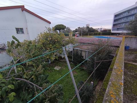 Terreno Urbano de 270m2 com Viabilidade de Construção de 162m2, Vila Chã, Barreiro