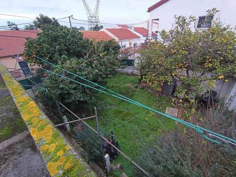 Terreno Urbano de 270m2 com Viabilidade de Construção de 162m2, Vila Chã, Barreiro