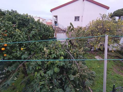 Terreno Urbano de 270m2 com Viabilidade de Construção de 162m2, Vila Chã, Barreiro