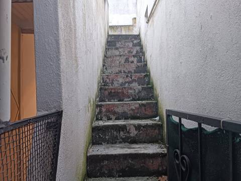 Terreno Urbano de 270m2 com Viabilidade de Construção de 162m2, Vila Chã, Barreiro