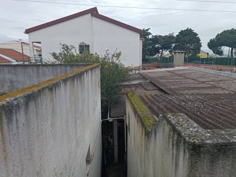 Terreno Urbano de 270m2 com Viabilidade de Construção de 162m2, Vila Chã, Barreiro