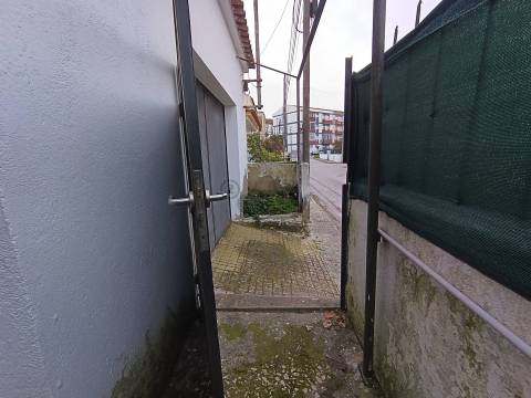 Terreno Urbano de 270m2 com Viabilidade de Construção de 162m2, Vila Chã, Barreiro