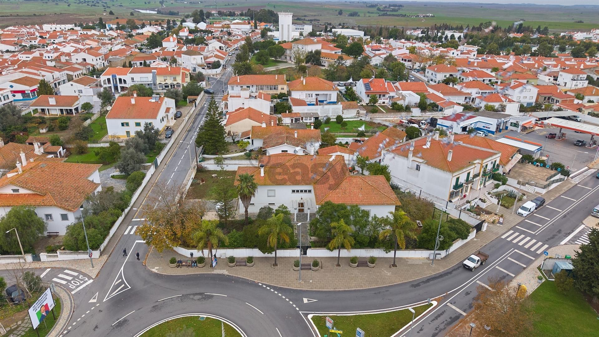 Moradia Senhorial com 16 divisões com Arrumos e Jardim, centro