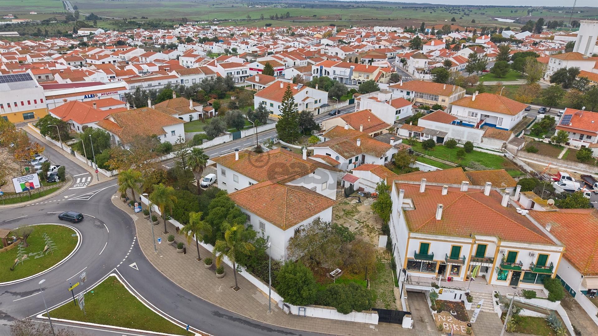 Moradia Senhorial com 16 divisões com Arrumos e Jardim, centro