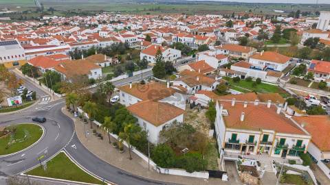 Moradia Senhorial com 16 divisões com Arrumos e Jardim, centro