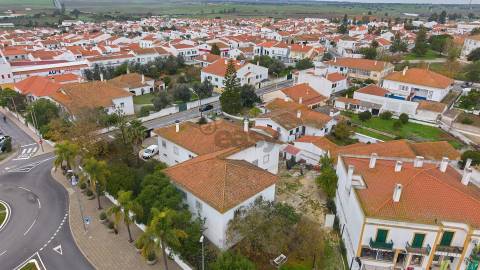 Moradia Senhorial com 16 divisões com Arrumos e Jardim, centro