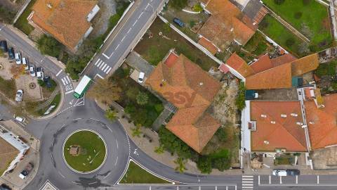 Moradia Senhorial com 16 divisões com Arrumos e Jardim, centro