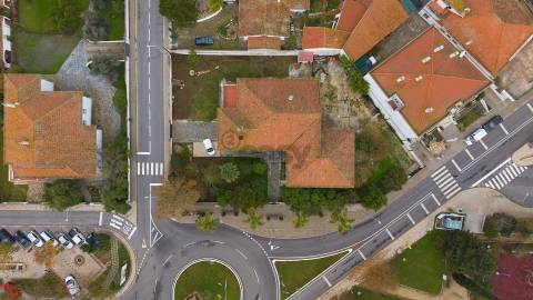 Moradia Senhorial com 16 divisões com Arrumos e Jardim, centro