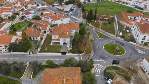 Moradia Senhorial com 16 divisões com Arrumos e Jardim, centro