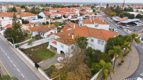 Moradia Senhorial com 16 divisões com Arrumos e Jardim, centro