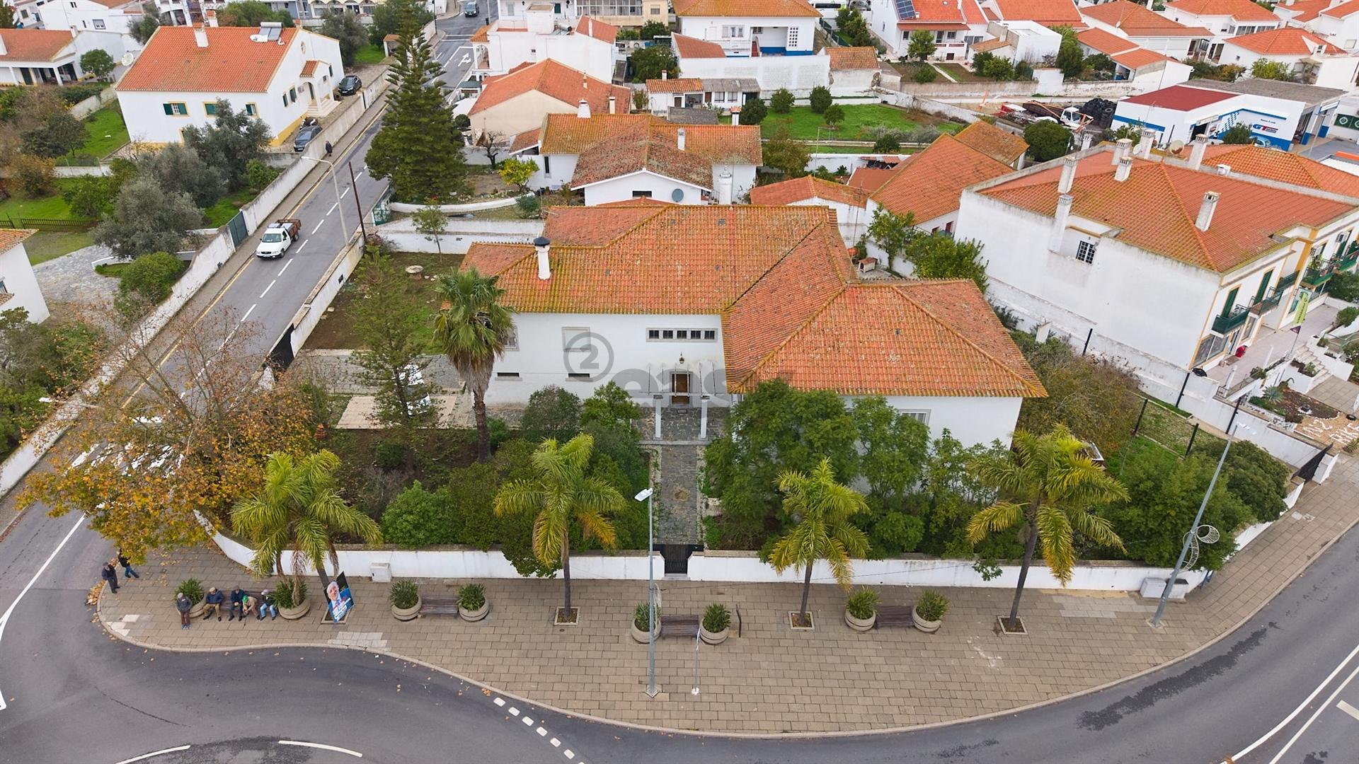 Moradia Senhorial com 16 divisões com Arrumos e Jardim, centro