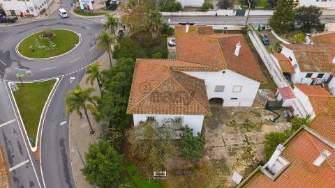 Moradia Senhorial com 16 divisões com Arrumos e Jardim, centro