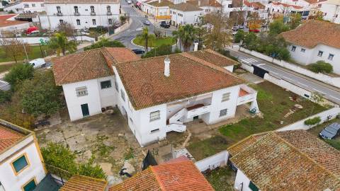 Moradia Senhorial com 16 divisões com Arrumos e Jardim, centro