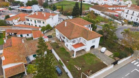 Moradia Senhorial com 16 divisões com Arrumos e Jardim, centro