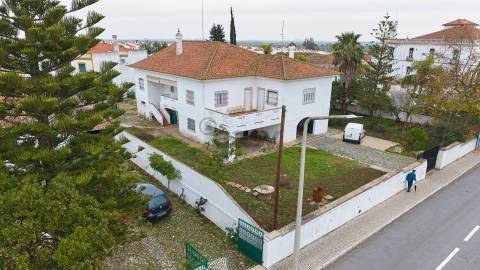 Moradia Senhorial com 16 divisões com Arrumos e Jardim, centro