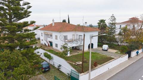 Moradia Senhorial com 16 divisões com Arrumos e Jardim, centro