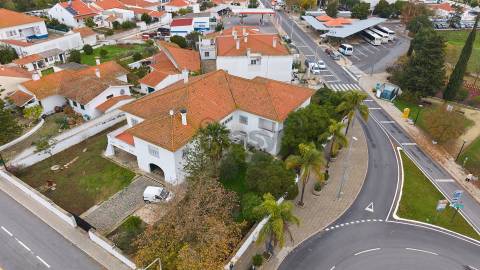 Moradia Senhorial com 16 divisões com Arrumos e Jardim, centro