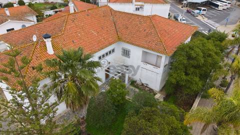 Moradia Senhorial com 16 divisões com Arrumos e Jardim, centro