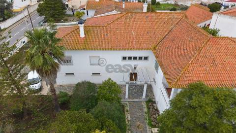 Moradia Senhorial com 16 divisões com Arrumos e Jardim, centro