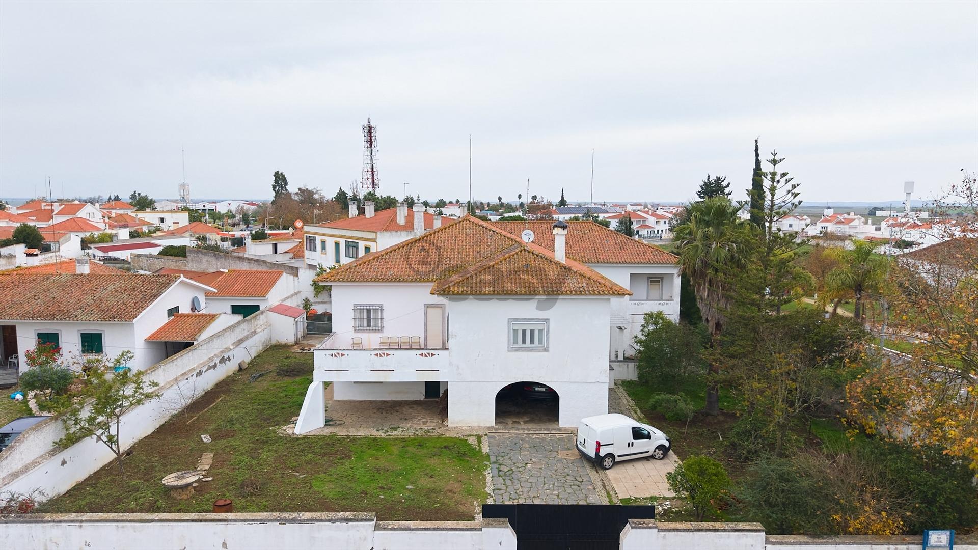 Moradia Senhorial com 16 divisões com Arrumos e Jardim, centro