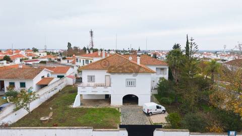 Moradia Senhorial com 16 divisões com Arrumos e Jardim, centro