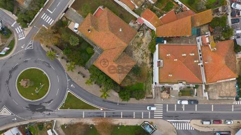 Moradia Senhorial com 16 divisões com Arrumos e Jardim, centro