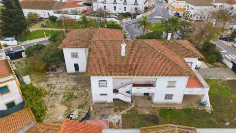 Moradia Senhorial com 16 divisões com Arrumos e Jardim, centro