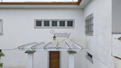 Moradia Senhorial com 16 divisões com Arrumos e Jardim, centro