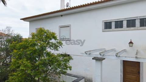 Moradia Senhorial com 16 divisões com Arrumos e Jardim, centro