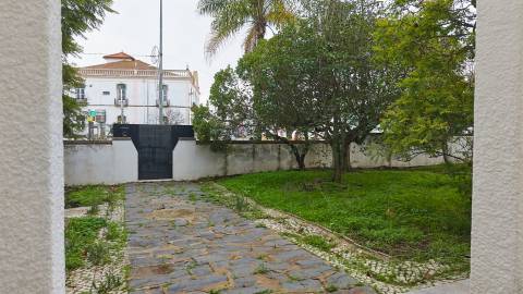 Moradia Senhorial com 16 divisões com Arrumos e Jardim, centro