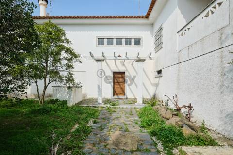 Moradia Senhorial com 16 divisões com Arrumos e Jardim, centro