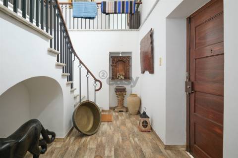 Moradia Senhorial com 16 divisões com Arrumos e Jardim, centro