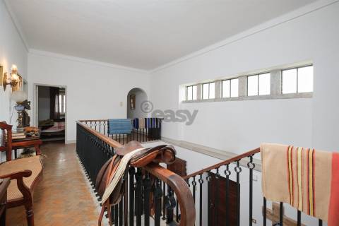 Moradia Senhorial com 16 divisões com Arrumos e Jardim, centro