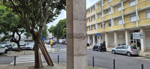 Loja com 66m2 na Venteira junto Igreja