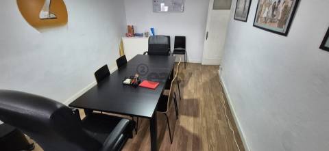 Loja com 66m2 na Venteira junto Igreja