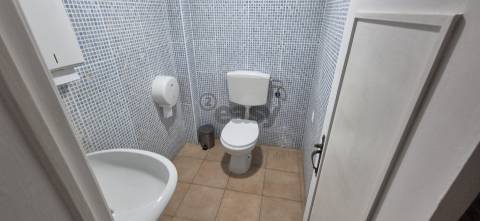 Loja com 66m2 na Venteira junto Igreja