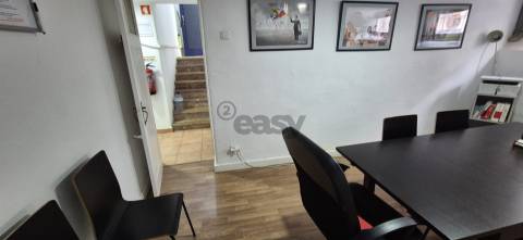 Loja com 66m2 na Venteira junto Igreja