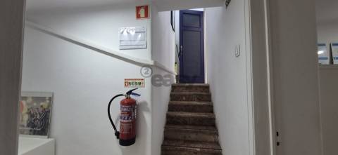 Loja com 66m2 na Venteira junto Igreja