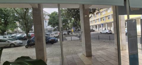 Loja com 66m2 na Venteira junto Igreja