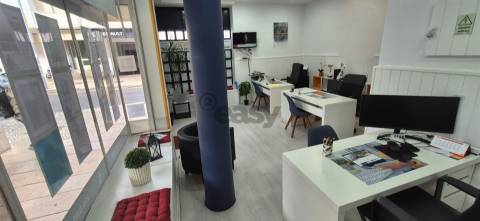 Loja com 66m2 na Venteira junto Igreja