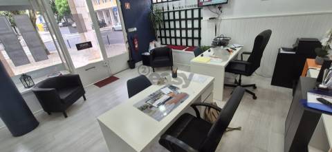 Loja com 66m2 na Venteira junto Igreja