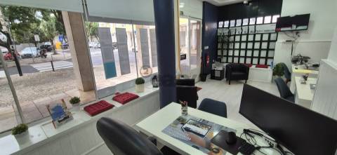 Loja com 66m2 na Venteira junto Igreja