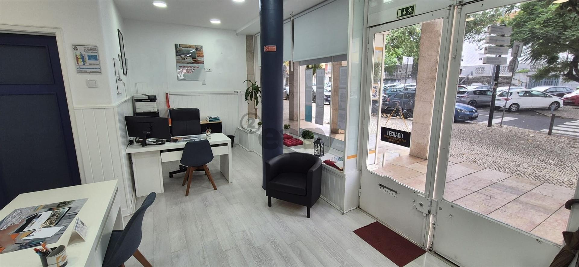 Loja com 66m2 na Venteira junto Igreja