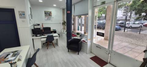 Loja com 66m2 na Venteira junto Igreja